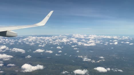 Flugzeugflügel-Beim-Flug-über-Den-Wolken