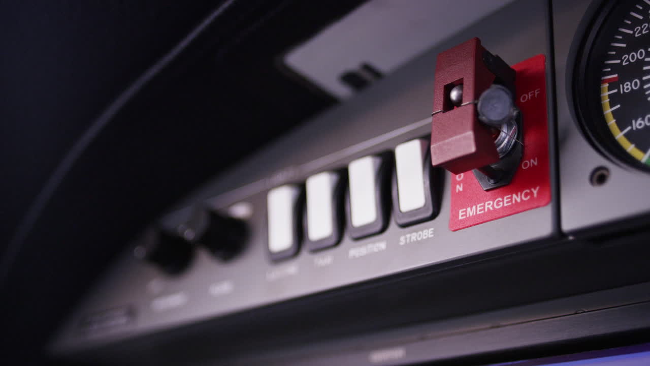 비행기 제어 패널. 비행기 조종실의 스위치. 조종실의 빨간색 비상 버튼