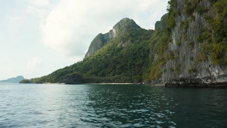 Boat-Pov-Ws-Seascape-With-Coastal-Cliffs,-El-Nest,-Palawan,-Filipinas