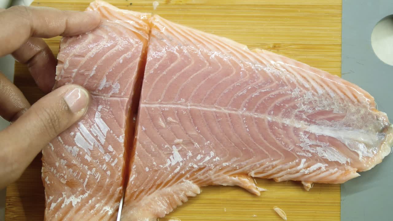 cómo cortar el filete de salmón