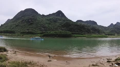 River-boat-rides-into-the-river-that-runs-alongside-both-mountains-are-calm-and-leisurely