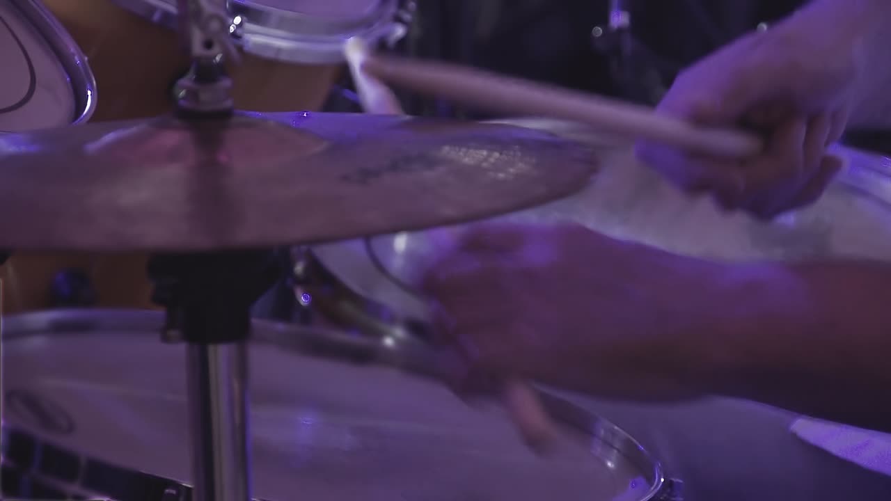 el baterista toca instrumentos de percusión en un concierto como parte de un grupo musical