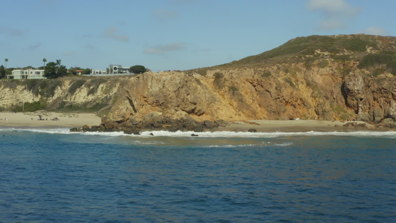 tiro arqueado de olas rompiendo en una playa de arena dorada
