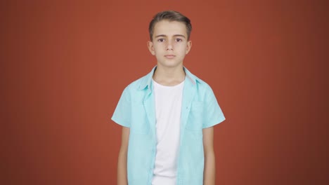 un niño mirando a la cámara con una expresión aburrida.