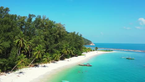 hermosa y tranquila playa isleña, tranquila laguna turquesa con jungla montañosa al fondo