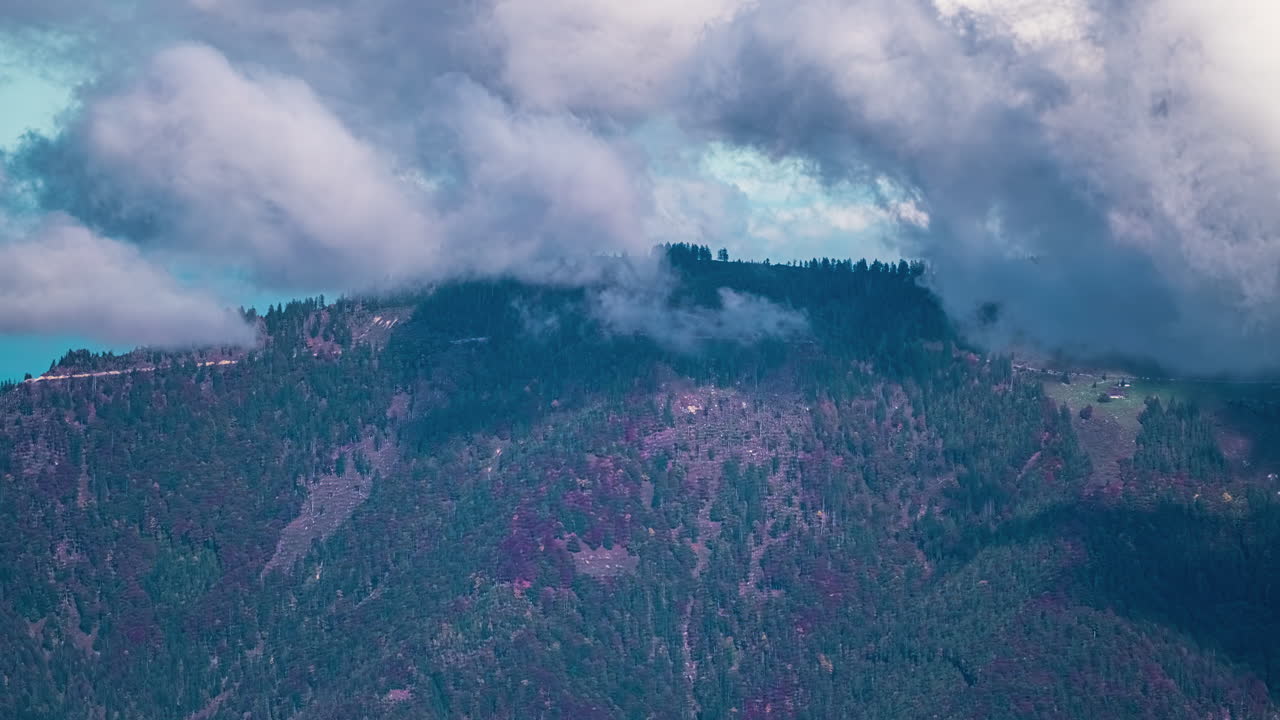 nubes de lapso de tiempo girando y desarrollándose sobre una colina