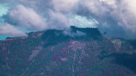 Nubes-Timelapse-Arremolinándose-Y-Desarrollándose-Sobre-La-Cima-De-Una-Colina