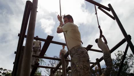 Tropas-Militares-Escalando-Cuerdas-Durante-La-Carrera-De-Obstáculos-4k