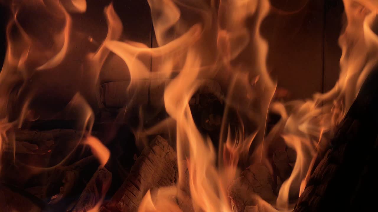 fiamma di fuoco che brucia legno estremo primo piano