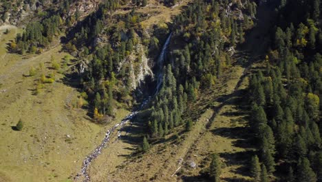 Vista-Aérea-De-Drones-De-Una-Cascada-En-El-Valle-De-Lüsens-En-Octubre,-Ubicada-En-Austria