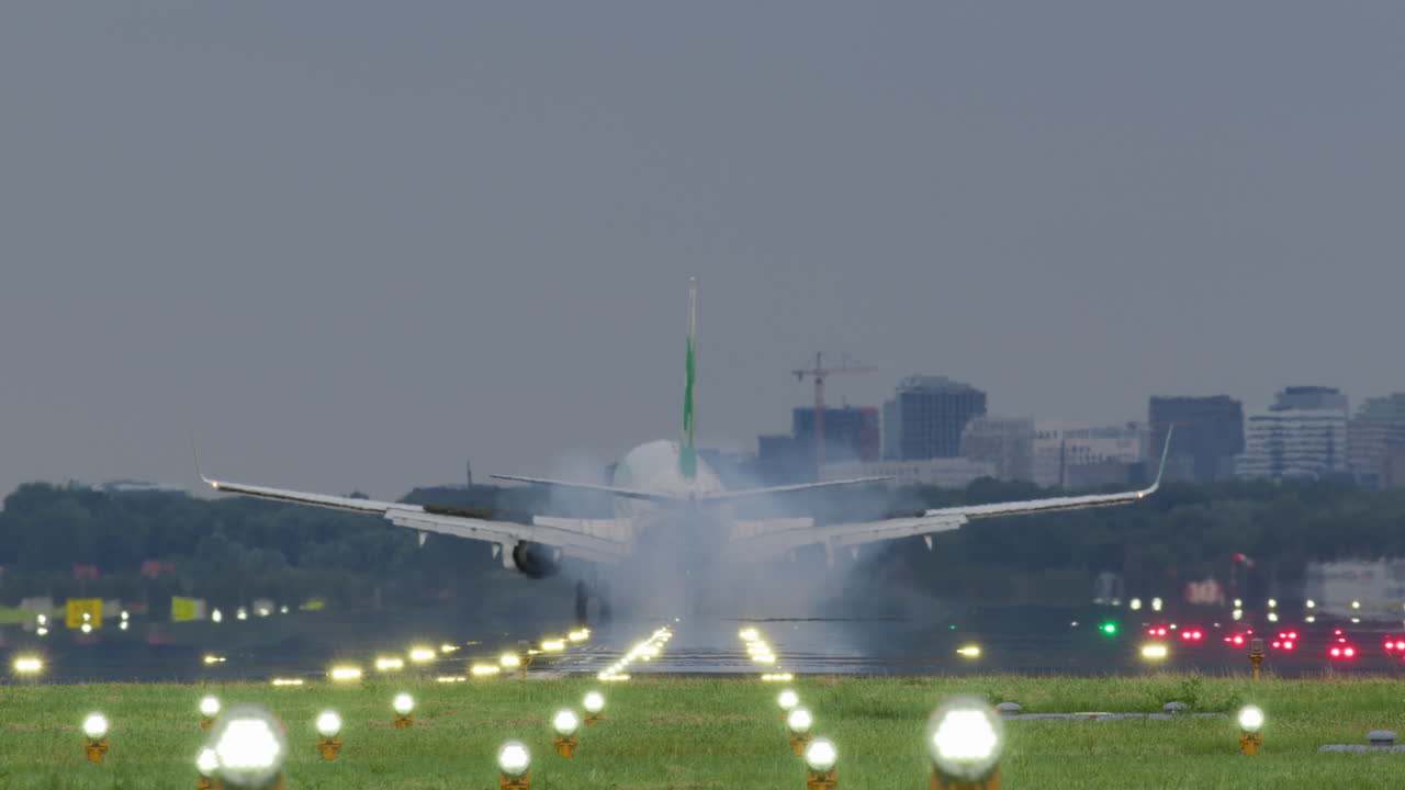 저녁이나 새벽에 착륙하는 비행기