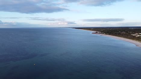 Vista-Aérea-De-Las-Aguas-Tranquilas-De-La-Bahía-De-Geographe,-Busselton