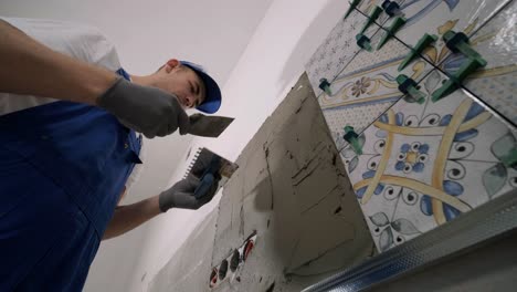 instalación de azulejos de cerámica para paredes - medición y corte de las piezas. construcción, renovación, reparación de apartamentos. cortes de azulejas. corte de baldosas