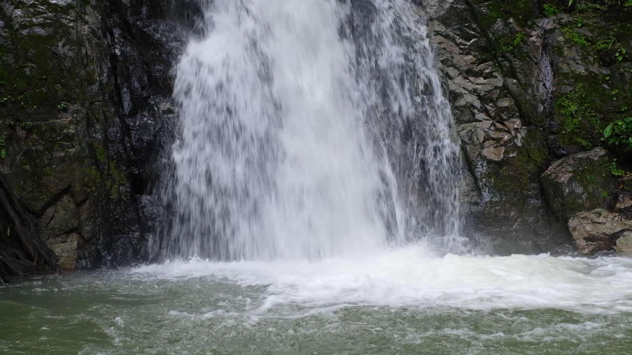 cerca de las cascadas de bulalacao piscinas que fluyen con agua blanca en el nido en palawan, filipinas, sudeste asiático