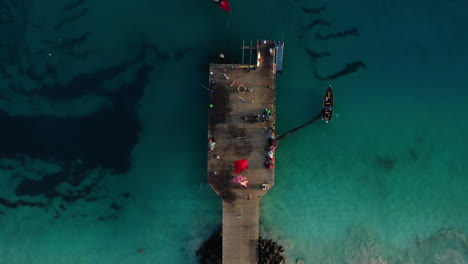 Toma-Aérea-De-Arriba-Hacia-Abajo-Del-Famoso-Muelle-De-Madera-En-Santa-María,-Isla-De-Sal,-Cabo-Verde