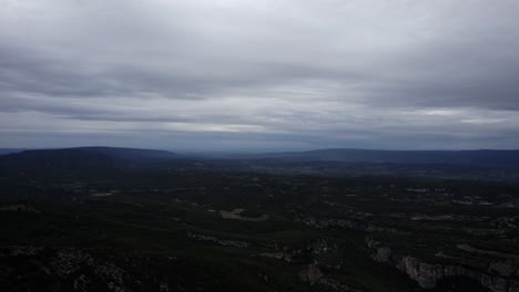 -shot [frontal shot advancing ]
-description [video with drone over the valleys and mountains of provence-alpes-côte d'azur in france near buoux.]
-time weather [cloudy]
