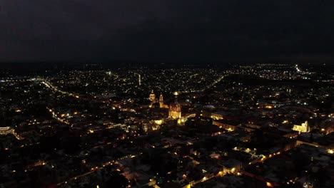toma aérea de aproximación a la catedral de san miguel de allende