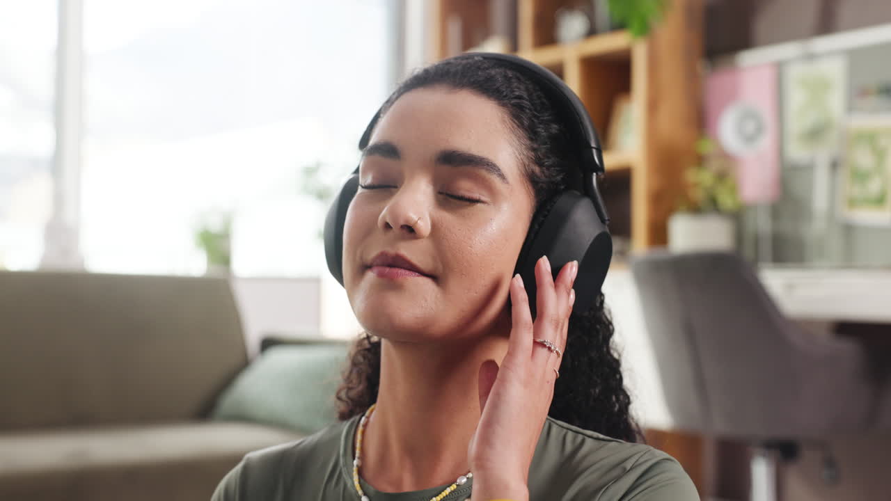 mujer relajándose con auriculares
