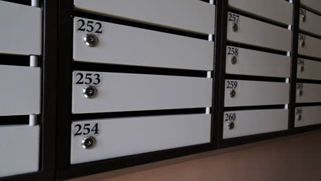 buzones de apartamentos cerrados con llave