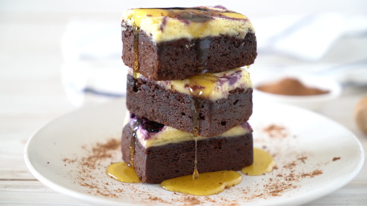 꿀을 넣은 나무 판자에 있는 블루베리 치즈 브라우니 케이크