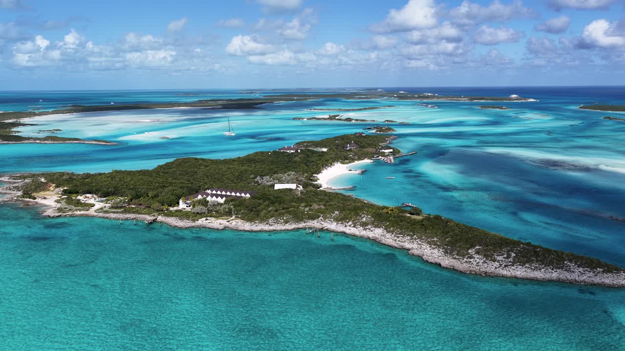 Skyline di Exuma alle Exuma Islands a Black Point, Bahamas. Paesaggio sulla spiaggia. Scenario del porto. Sfumature di blu acquerello. Skyline di Exuma alle Exuma Islands a Black Point, Bahamas. Incredibile Mar dei Caraibi