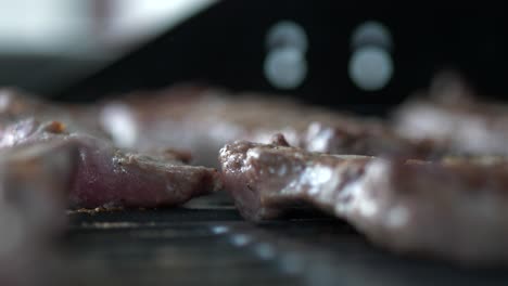 Fleisch-Wird-Auf-Einem-Grill-Mit-Rauch-Gegrillt,-Nahaufnahme