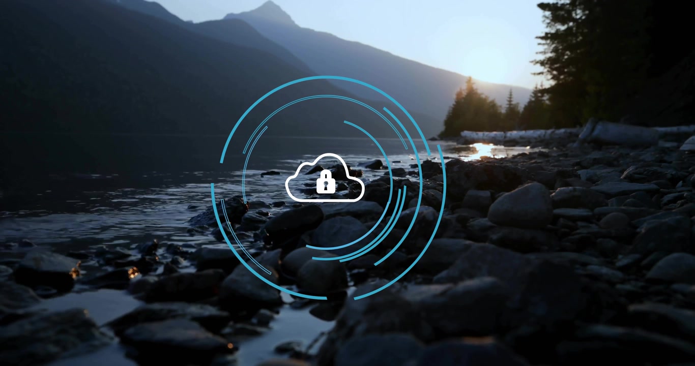 Tramonto sul lago con l'icona di un lucchetto cloud che appare, accompagnata da archi blu rotanti che visualizzano la crittografia.