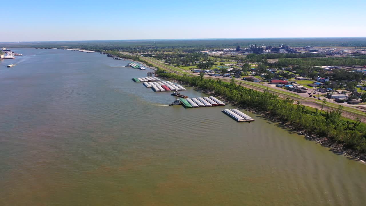 바지선을 제자리에 고정하는 푸시 보트로 정박 중인 바지선