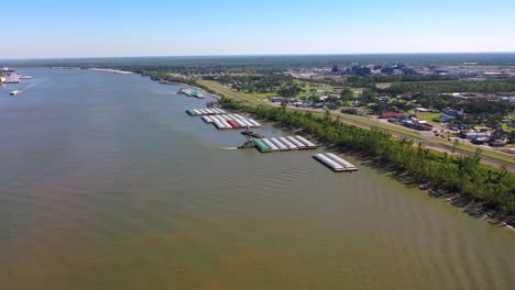 Lastkähne,-Die-Mit-Einem-Schubboot-Vertäut-Werden,-Das-Die-Lastkähne-An-Ort-Und-Stelle-Hält