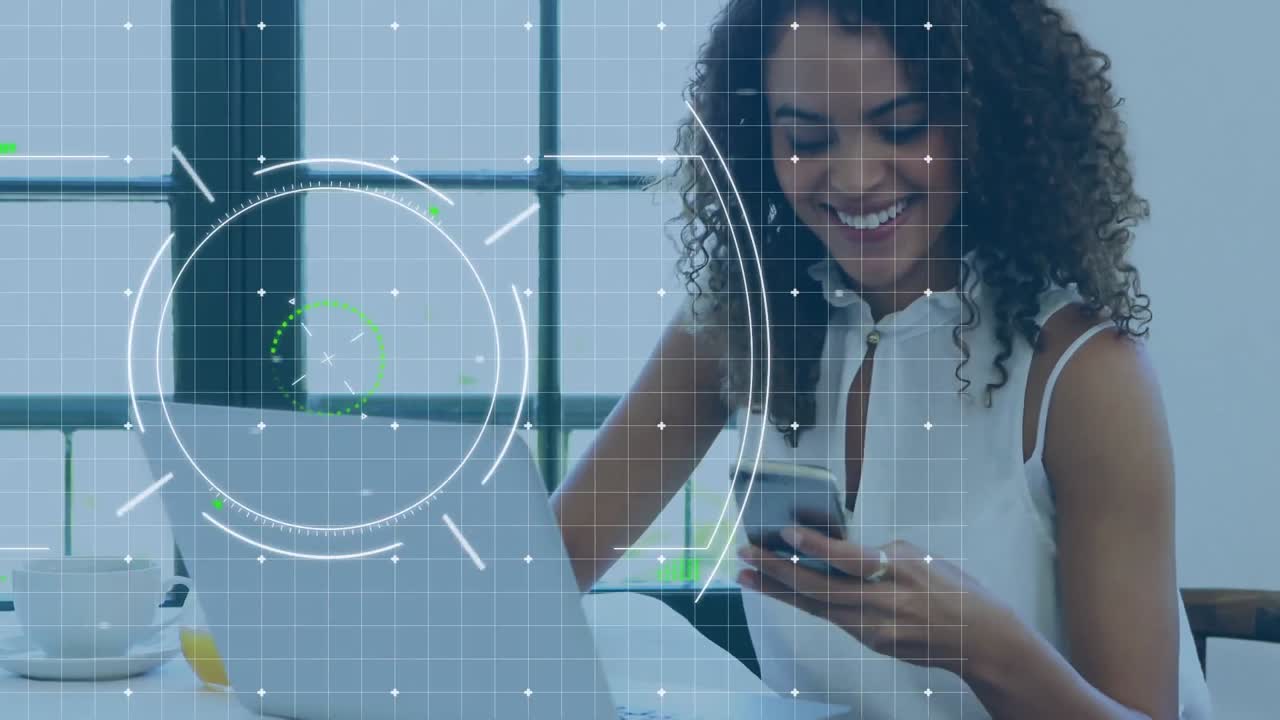Animation af scanning over en kvinde, der bruger smartphone.