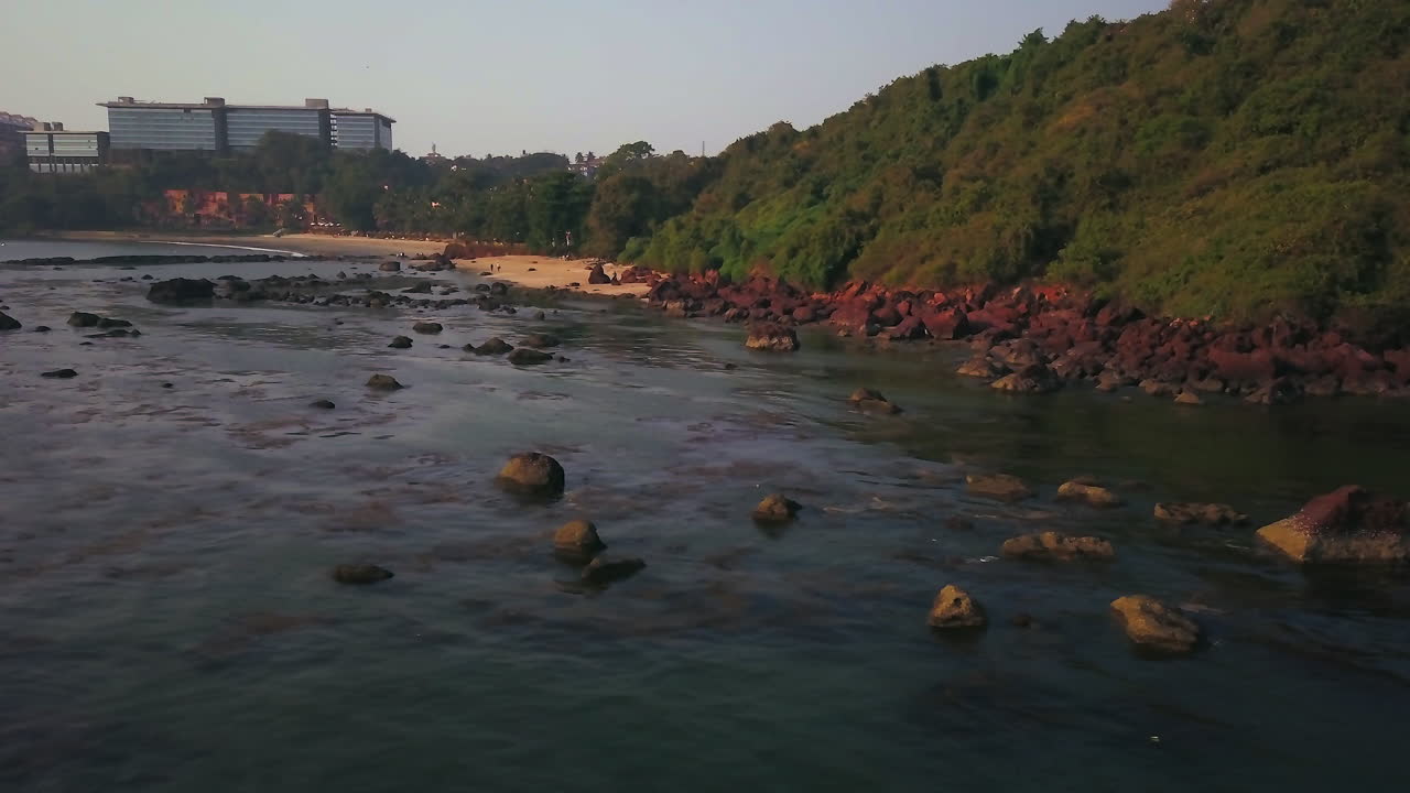 desde los mares en la india tropical goa en la bahía del mar arábigo océano indio puesta de sol de la playa panorámica cinematográfica aérea hacia atrás