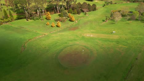 Drohnenvideo,-Das-über-Dem-Golfplatz-Aufsteigt