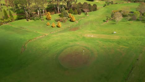 video de un dron que se eleva sobre un campo de golf
