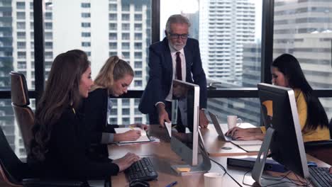 Líder-Senior-Dando-Un-Discurso-De-Consejos-A-Los-Miembros-Del-Equipo.