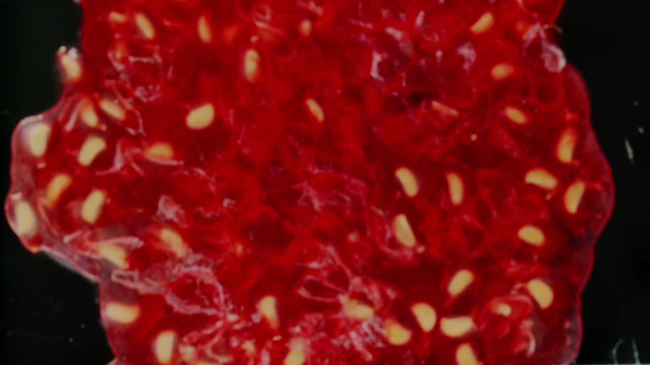 одна малина рассыпается на темной поверхности