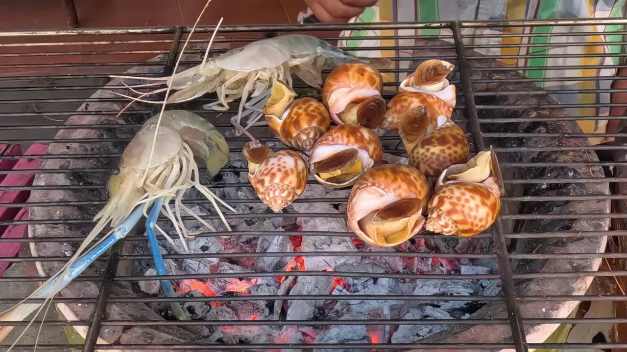 개방 된 나무 석탄 그릴 에 해산물 을 그릴 것