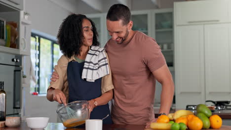 pareja feliz cocinando en la cocina con un abrazo