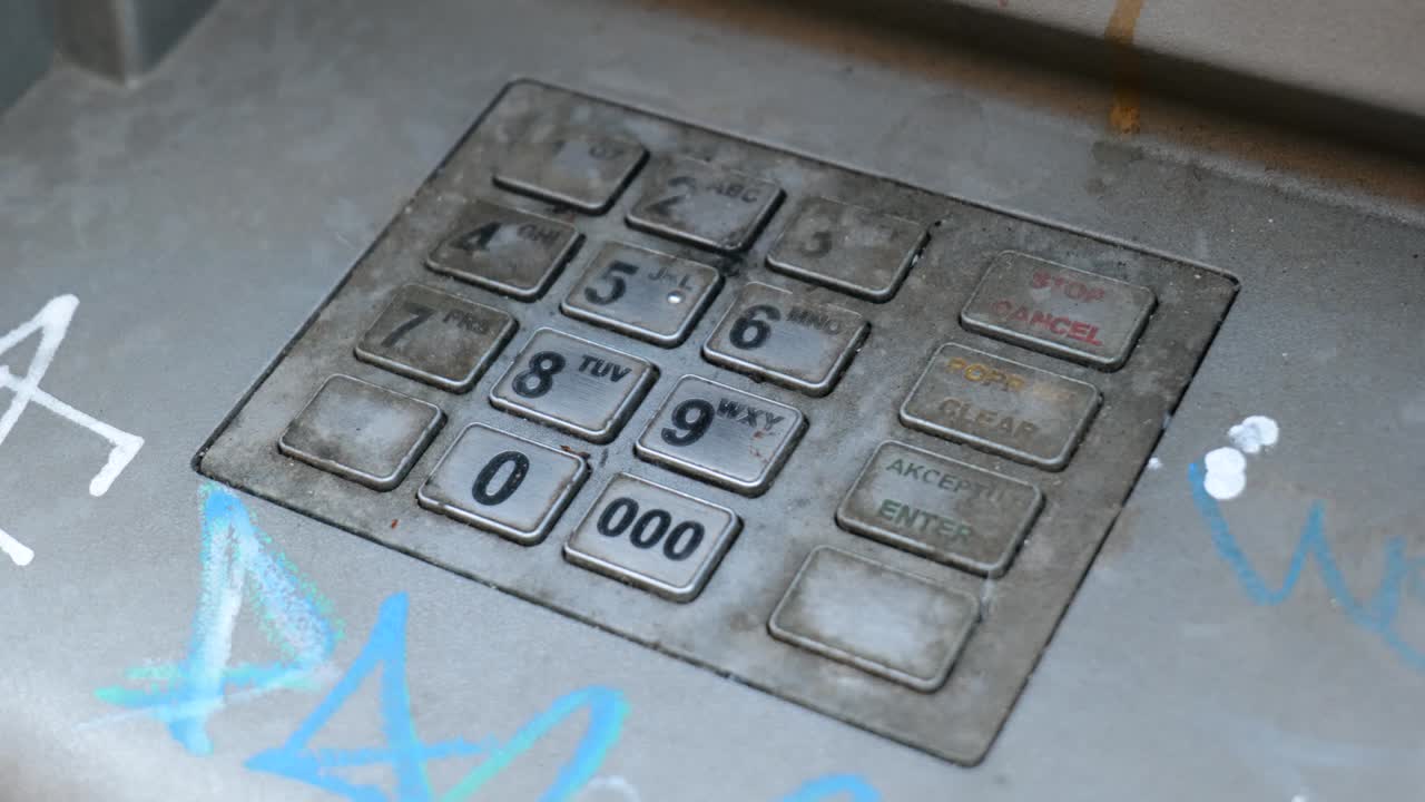Tastiera bancomat vecchia, danneggiata, sporca e fuori servizio, dettaglio ravvicinato dei tasti numerici inutilizzati, nessuno. Crisi finanziaria, recessione economica, povertà, problemi finanziari, concetto aziendale astratto semplice
