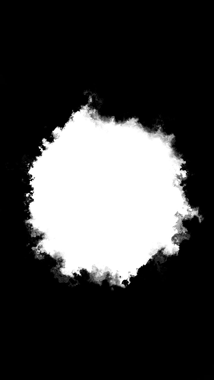 Schizzo artistico di nuvola d'inchiostro scuro, foschia color carbone, bordi esterni fumosi, spazio negativo bianco e diffusione di pittura