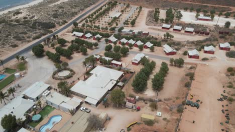 Verlassener-Wohnwagenpark-Aufgrund-Mangelnden-Tourismus-Aufgrund-Von-Covid-19-In-Der-Nähe-Des-Pazifischen-Ozeans-In-Der-Nähe-Von-Exmouth-Westaustralien