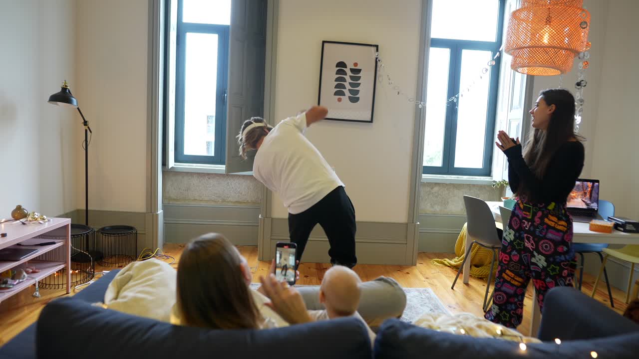 집에서 가족 즐거움