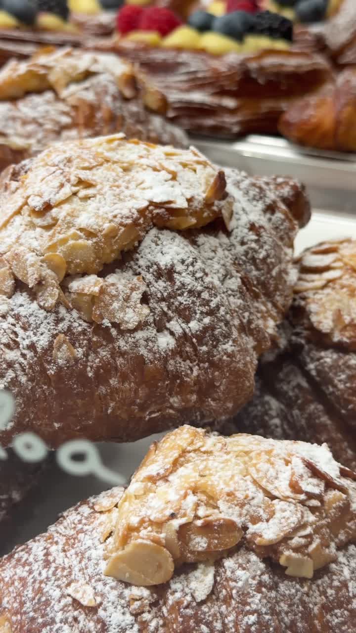 Croissants mit Mandeln und Puderzucker
