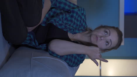 vídeo vertical de la mujer que se le ocurrió una idea sobre su trabajo en casa por la noche.