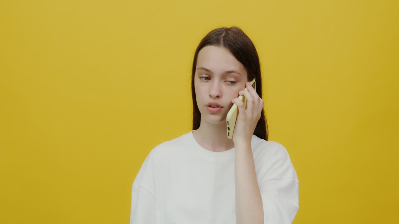 스마트폰을 가진 십대 소녀