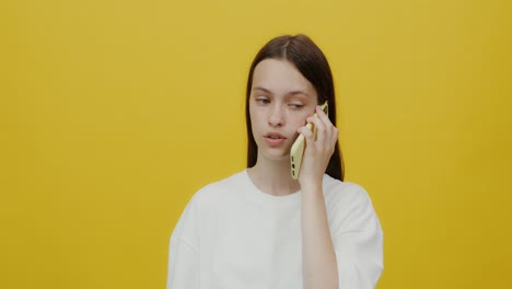 una adolescente con un teléfono inteligente