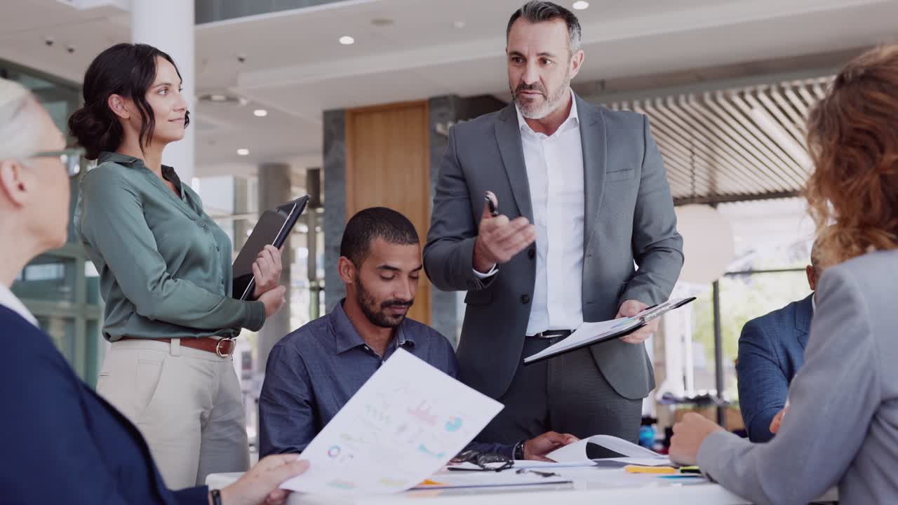 Manager discussing in meeting with business team