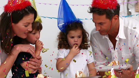 animación de confeti multicolor cayendo sobre la familia en sombreros de fiesta