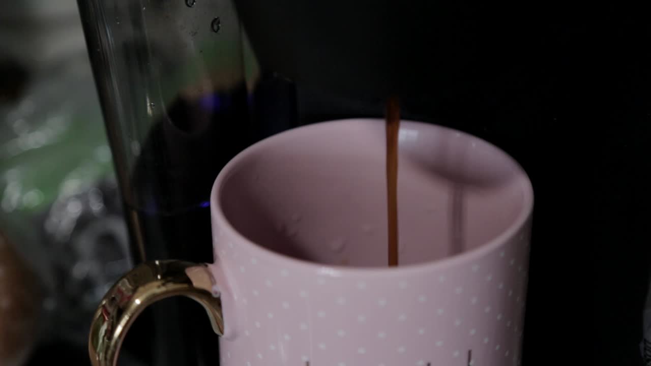 머그잔에 커피를 따르고 있다