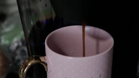 café que se vierte en una taza