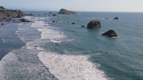 Brookings-Oregon-Küstenstrand-Und-Wellen-4K-Drohnenaufnahmen